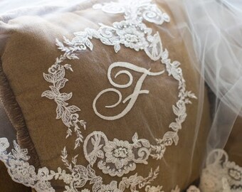 Maßgeschneiderter Braut-Hochzeitsschleier mit Monogramm, handgenähtem Teilumfang und umlaufender Verzierung, handgefertigt in den USA