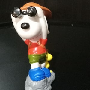 Peanuts 2in Snoopy and Woodstock Scouts with Binoculars pvc toy. United Feature Syndicate inc