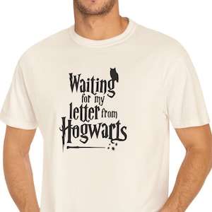 Esperando mi carta de Hogwarts: camiseta teñida, camiseta con la carta de Hogwarts, camiseta de Hogwarts, camiseta de Potter, camiseta con la carta de Hogwarts