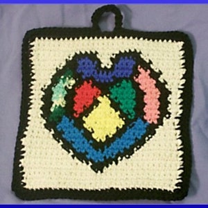 Pode incluir: Um pegador de panela de crochê com uma borda preta e um design de coração colorido no centro. O coração é composto por quadrados de diferentes cores, incluindo vermelho, azul, verde, amarelo e rosa.