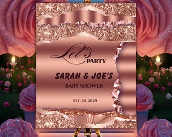 Op de afbeelding: Een roze gouden babyborrelbord op een houten ezel. Op het bord staat "Let's Party" boven "Sarah & Joe's Baby Shower" en de datum "30 dec. 2029". Het bord heeft een glitterig, gescheurd papierontwerp.