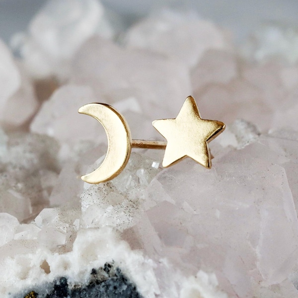 Puces d'oreilles petite lune et étoile, bijoux célestes en or massif 14 carats, boucles d'oreilles dépareillées