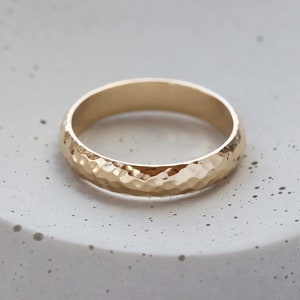 Men's Wedding Band Hammered, 4mm Wide Comfort Fit Hammered Ring, Polished Gold Classic Ring