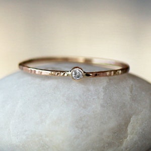 Anillo de diamantes mini, anillo de diamantes diminuto de oro, banda delgada martillada, textura de corteza de árbol, anillo de compromiso de diamantes minimalista