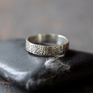 Reykjavik Ring, Sterling Silver Men's Wedding Band, Oxidized Black Hammered Man's Ring, Iceland Inspired Rustic Handmade Jewelry immagine 1