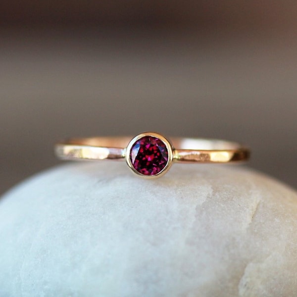 Anillo de granate dorado, granate rodolita en oro amarillo macizo de 14 k martillado, anillo solitario con piedra preciosa.