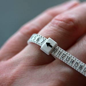 Ring Sizer, Plastic Ring Size Finder, US Whole and Half Sizes, Reusable Sizing Tool