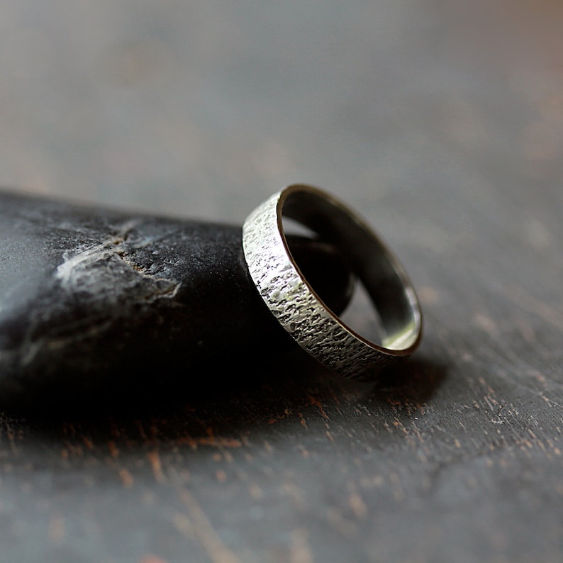 Reykjavik Ring, Sterling Silver Men's Wedding Band, Oxidized Black Hammered Man's Ring, Iceland Inspired Rustic Handmade Jewelry immagine 4