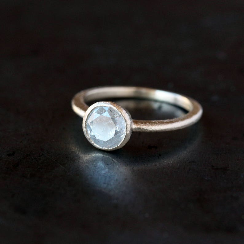 Icy Diamond Ring, Rustic Engagement Ring, Brushed 14k Solid Gold, Satin Matte White Diamond Solitaire Ring, 6.5mm Stone Bild 2
