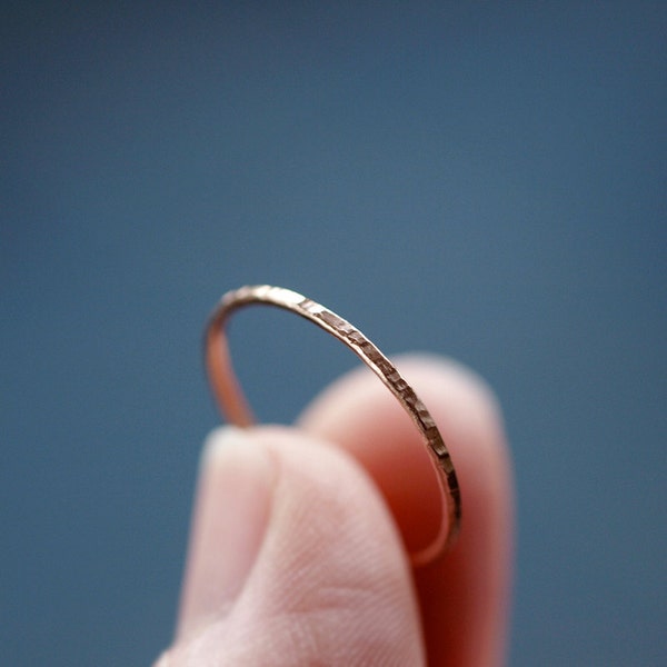 Handgjord ring i 14k roséguld: Delikat hamrat stapelband