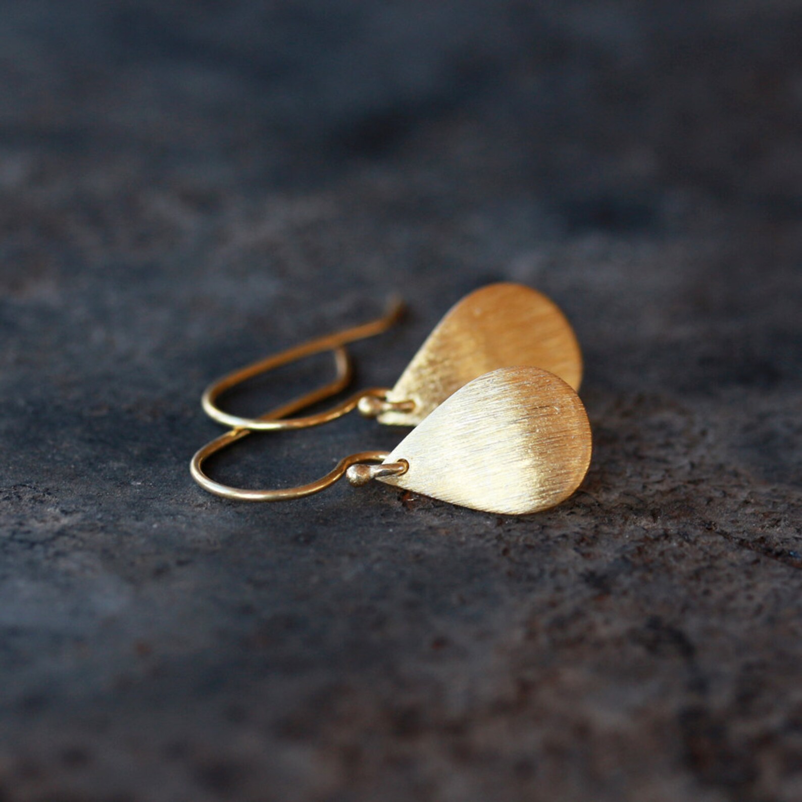 •STRAY• intarsia teardrop + gold earrings