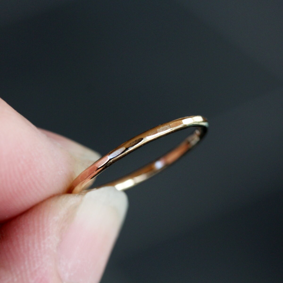 Anillo de boda de oro delgado oro amarillo o rosa facetado de 14k alianza de boda martillada para ella Etsy Espana