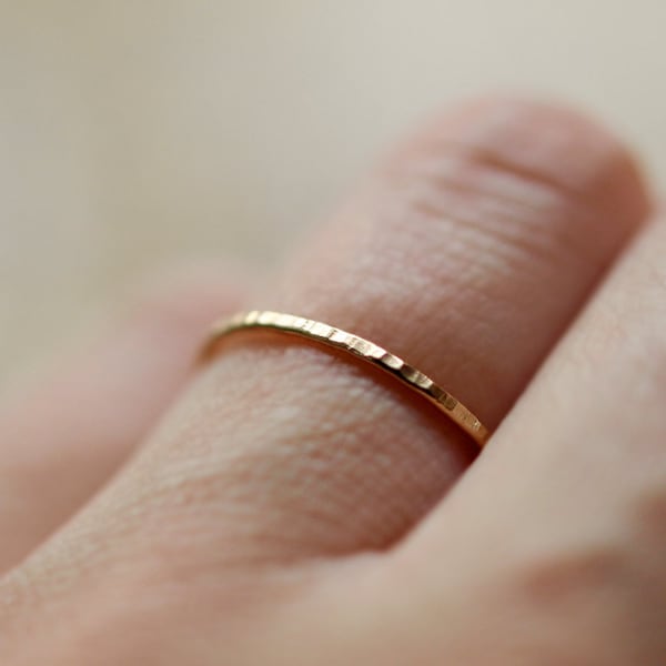 Anillo apilable fino de oro amarillo macizo de 14k, anillo minimalista y delgado, banda de oro martillado.