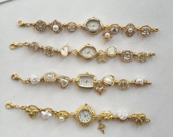 Orologio da polso da donna con bracciale in perle dorate vintage, ciondoli a forma di cuore e fiocco, elegante orologio da polso con cristalli, regalo alla moda per lei