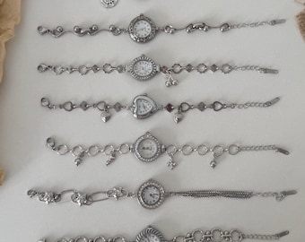 Pulsera de reloj con dije de plata, reloj de inspiración vintage con luna, estrellas y corazones, regalo hecho a mano para ella, accesorios retro para el día a día.