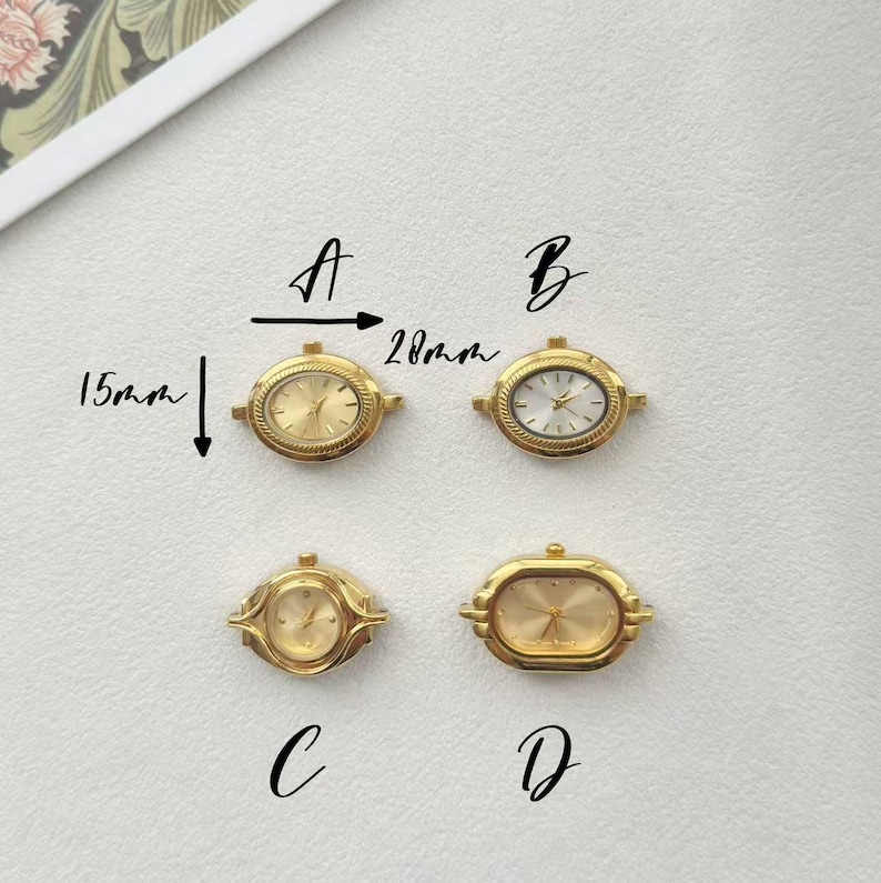 K&ouml;nnte beinhalten: Vier goldfarbene Zifferbl&auml;tter mit unterschiedlichen Designs. Die Uhren sind oval, eine misst 28 mm in der L&auml;nge und 15 mm in der H&ouml;he. Jede Uhr hat ein anderes Zifferblattdesign, darunter goldene und wei&szlig;e Zifferbl&auml;tter.