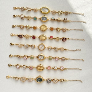 Pu&ograve; includere: Una collezione di orologi da polso dorati. Ogni orologio presenta un quadrante ovale o rotondo con vari abbellimenti, tra cui pietre preziose, motivi floreali e dettagli a farfalla. I cinturini sono delicate catene.