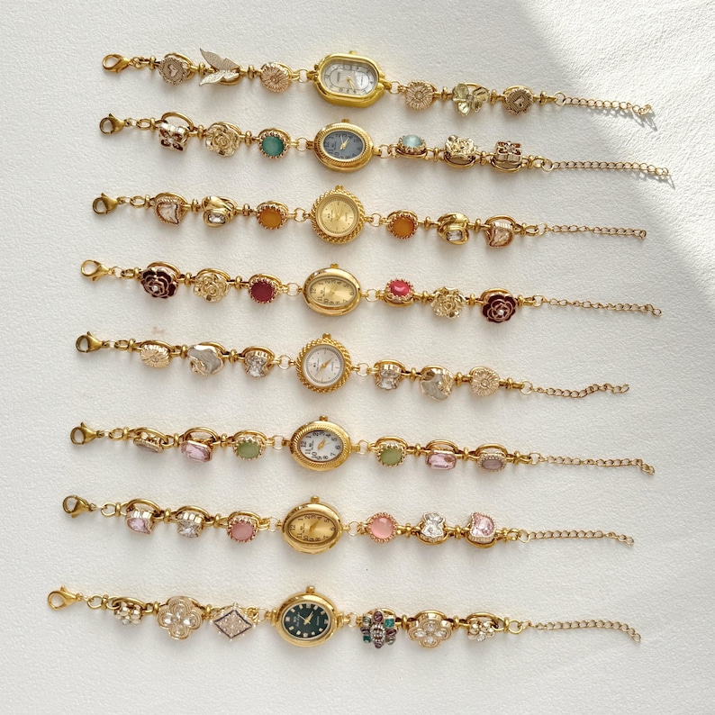 Pu&ograve; includere: Una collezione di orologi da polso dorati. Ogni orologio presenta un quadrante ovale o rotondo con vari abbellimenti, tra cui pietre preziose, motivi floreali e dettagli a farfalla. I cinturini sono delicate catene.