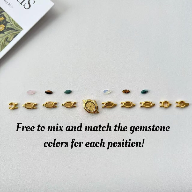 K&ouml;nnte beinhalten: Eine Sammlung goldfarbener Uhrenkomponenten und Edelsteine in verschiedenen Farben. Die Komponenten umfassen Verschl&uuml;sse und ein Zifferblatt. Der Text "Free to mix and match the gemstone colors for each position!" ist ebenfalls sichtbar.