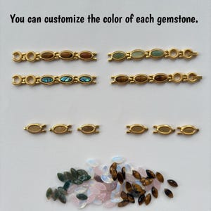 Puede incluir: Componentes de pulsera dorados con varias opciones de piedras preciosas, incluyendo piedras marrones, verdes e iridiscentes. Tambi&eacute;n se muestran piedras preciosas sueltas en tonos rosa, blanco y marr&oacute;n. Texto: "Puedes personalizar el color de cada piedra preciosa."