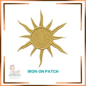 Peut inclure: Écusson thermocollant soleil brodé en or avec un visage souriant. Le soleil a des rayons pointus qui s'étendent vers l'extérieur. Le texte "IRON-ON PATCH" est en dessous. Le patch est sur fond blanc avec une bordure décorative.