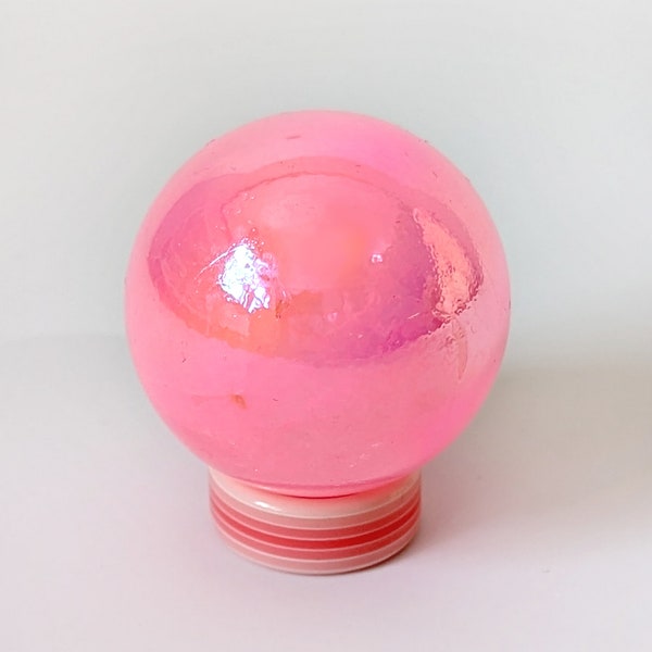 Sphère en quartz plaquée titane rose néon avec support pour bague en acrylique