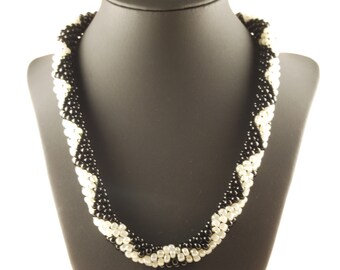 ハンドメイドのブラック＆ベージュのシェブロンビーズネックレス。お揃いの水玉模様のブレスレット付き。ビーズクロシェネックレス。彼女への特別なギフト。