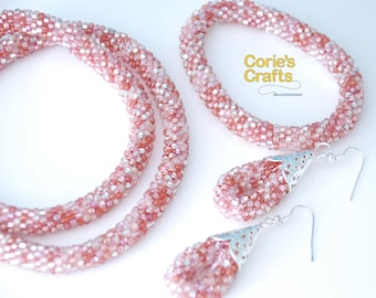 Handgjort pärlbesatt skimrande rosa pärlsmyckeset inklusive blandat rosa pärlhalsband, handgjort pärlarmband + handgjorda pärlörhängen