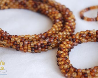 Handgemaakte sieradenset met bruine kralen, inclusief ketting, armband en bijpassende oorbellen gemaakt van matbruine rocailles in verschillende kleuren