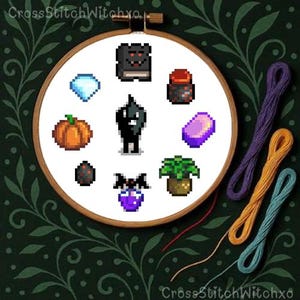 Puede incluir: Un bastidor de bordado de punto de cruz con varios diseños pixelados, incluyendo una calabaza, un libro y una botella de poción. El texto "CrossStitchWitchxo" es visible. Hilos de bordar coloridos en morado, dorado y turquesa acentúan el diseño.