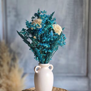 Blauer Schleierkraut und Sola Blumenstrauß für Vase, rustikales Trockenblumenarrangement, florale Tischdekoration, langlebige Boho Wohnkultur