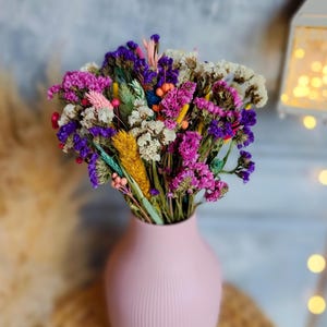 Bunter Trockenblumenstrauß für Vase, rustikale Tischdekoration, Frühlingsblumenarrangement, lebendiger Trockenblumenstrauß zum Verschenken
