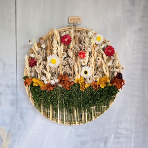 Obręcz ścienna z motywem łąki polnej, rustykalna dekoracja ścienna z suszonych kwiatów w stylu boho, dekoracja ścienna na lato i jesień, ręcznie robiony wianek boho na łąkę