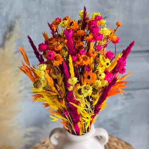Lebendiges Trockenblumenbouquet in Pink, Orange und Gelb, Helle Tischdekoration, Buntes Trockenblumenarrangement, Boho Maximalist Stil
