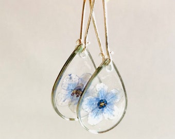 Brincos mini em forma de lágrima prateados, flor azul bebê natural de miosótis seca e prensada, em resina, estilo terrário do noroeste do Pacífico, algo azul.