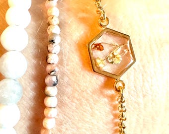 Pulseira dourada com pingente hexagonal fixo em miniatura, flor natural seca prensada em resina, estilo gipsofila, corrente de elos para terrário do noroeste do Pacífico, 20 cm (8 polegadas).