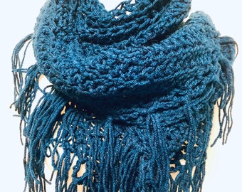 Cachecol xale de crochê envoltório azul profundo malha grossa aconchegante quente macio franja grossa triângulo marinho fio vegan presente salão cobalto boho