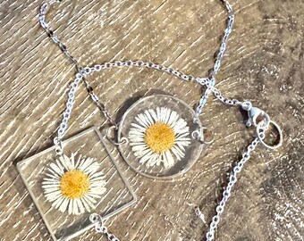 Pulseira de prata com pingente quadrado fixo, cravejado com flor de margarida branca natural seca e prensada, em resina, estilo terrário do noroeste do Pacífico, corrente de elos de 20 cm.
