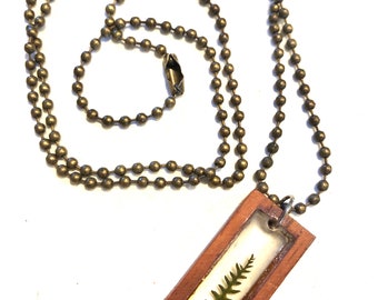 Colar de pingente de retângulo de madeira real natural prensado seco Oregon Coast floresta samambaia definido em resina PNW plantas de terrário amante de árvore de fronda verde