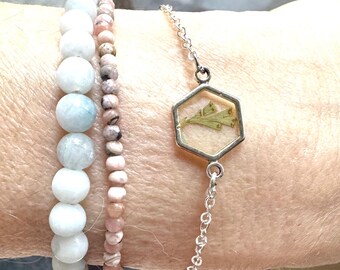 Pulseira de prata com pingente fixo hexagonal, feita com minúsculas folhas de samambaia naturais, secas e prensadas, fixadas em resina. Corrente de elos para terrário, 20 cm (8 polegadas), estilo flora verde.
