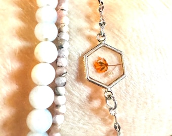 Pulseira de prata com pingente hexagonal fixo, feita com resina de flor de gypsophila natural seca e prensada, estilo terrário do noroeste do Pacífico, corrente de 20 cm (8 polegadas).