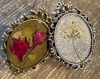 Moldura oval ajustável em resina com flores prensadas naturais secas, estilo vintage prata bronze, com flores do noroeste do Pacífico (PNW), anel de renda rainha anna e moldura rosa.