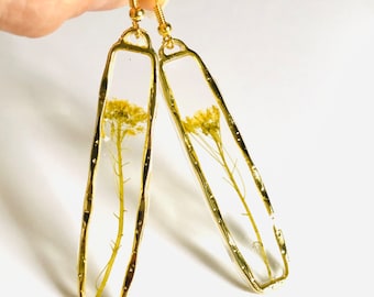Brincos retangulares de ouro, flor prensada seca natural real, conjunto em resina PNW terrário, flores silvestres, boho, fios de orelha de fada, feitos à mão, amarelo magro