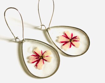 Brincos de lágrima de prata real natural conjunto de flores secas prensadas em resina PNW flores de terrário rosa verbena boho fios de orelha de fada feitos à mão