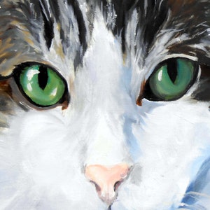 K&ouml;nnte beinhalten: Nahaufnahme eines Katzenkopfes mit gr&uuml;nen Augen und einer wei&szlig;en Nase. Die Katze hat schwarz-wei&szlig;es Fell.