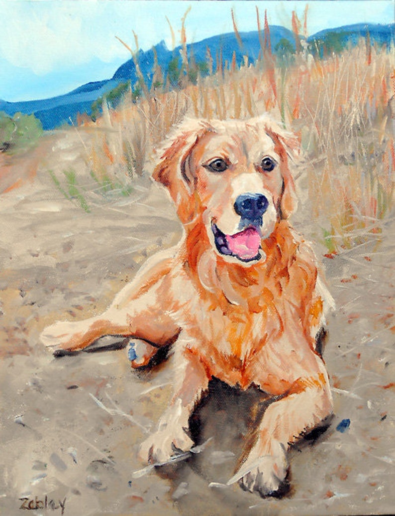 K&ouml;nnte beinhalten: Ein Gem&auml;lde eines Golden Retriever Hundes, der auf einem Feldweg liegt. Der Hund hat einen gl&uuml;cklichen Gesichtsausdruck und seine Zunge h&auml;ngt heraus. Der Hintergrund ist eine verschwommene Landschaft mit blauem Himmel und gr&uuml;nem Gras.
