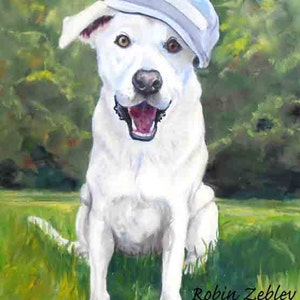 K&ouml;nnte beinhalten: Gem&auml;lde eines wei&szlig;en Hundes mit hellblauer Kappe, der auf einer Wiese mit gr&uuml;nem Hintergrund sitzt. Der Hund hat braune Augen und ge&ouml;ffneten Mund. Der Text "Robin Zebley Portraits" ist unten rechts zu sehen.