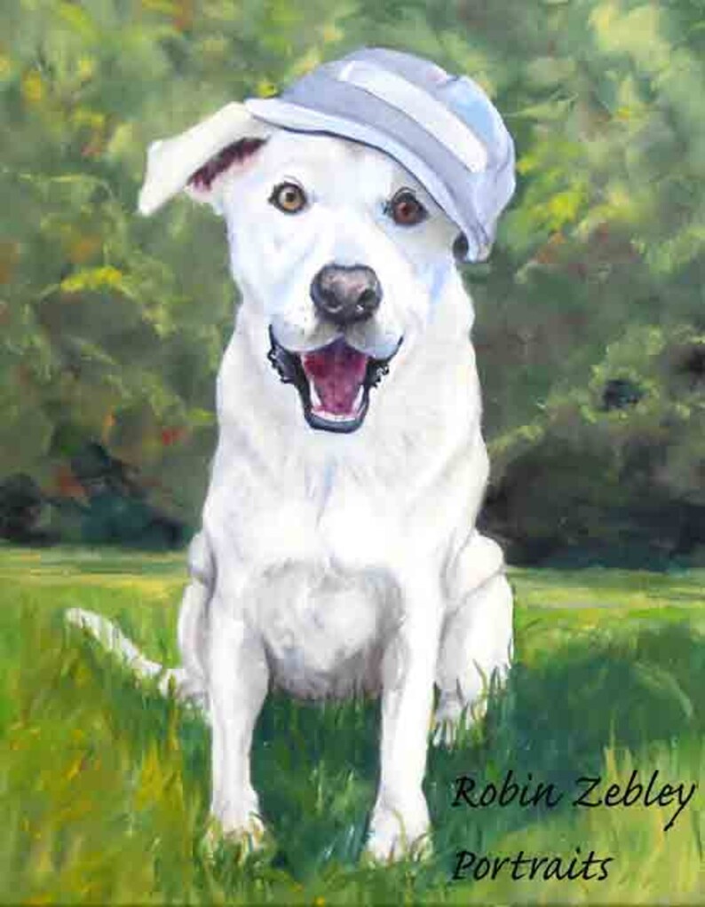 K&ouml;nnte beinhalten: Gem&auml;lde eines wei&szlig;en Hundes mit hellblauer Kappe, der auf einer Wiese mit gr&uuml;nem Hintergrund sitzt. Der Hund hat braune Augen und ge&ouml;ffneten Mund. Der Text "Robin Zebley Portraits" ist unten rechts zu sehen.