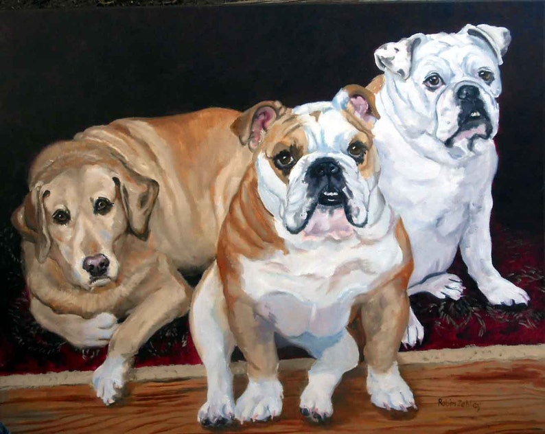K&ouml;nnte beinhalten: Ein Gem&auml;lde mit drei Hunden, einem gelben Labrador Retriever und zwei englischen Bulldoggen. Der Labrador liegt mit dem Kopf auf seinen Pfoten. Die Bulldoggen stehen, einer hinter dem anderen. Das Gem&auml;lde ist in einem realistischen Stil gehalten und die Hunde sind liebevoll und verspielt dargestellt.
