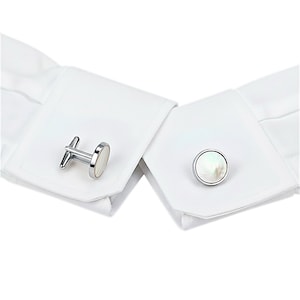 Gemelos de plata y nácar para hombre: un regalo sofisticado para el novio o un accesorio formal de negocios.